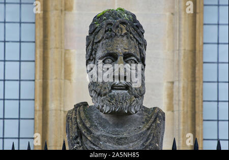 Uno dei scolpiti imperatore filosofo o capi intorno al perimetro del Sheldonian Theatre in Oxford Inghilterra ognuno ha una barba diversa Foto Stock