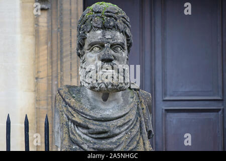 Uno dei scolpiti imperatore filosofo o capi intorno al perimetro del Sheldonian Theatre in Oxford Inghilterra ognuno ha una barba diversa Foto Stock