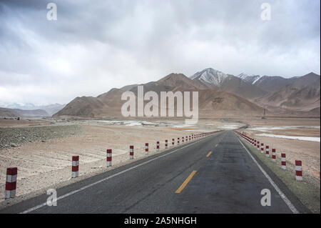 Silk Road o Karakoram Highway, fra Kashgar - Khunjerab Pass (confine China-Pakistan). Una cinghia di una strada (OBOR). Cina. Foto Stock