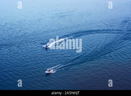 2 barche a motore sul lago Foto Stock