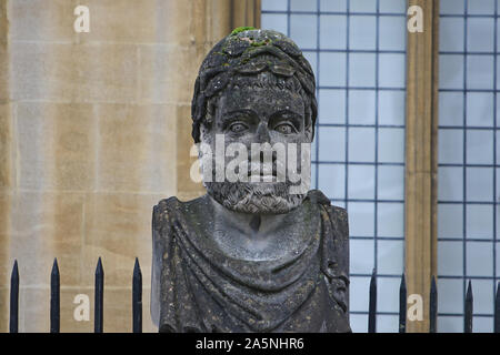 Uno dei scolpiti imperatore filosofo o capi intorno al perimetro del Sheldonian Theatre in Oxford Inghilterra ognuno ha una barba diversa Foto Stock