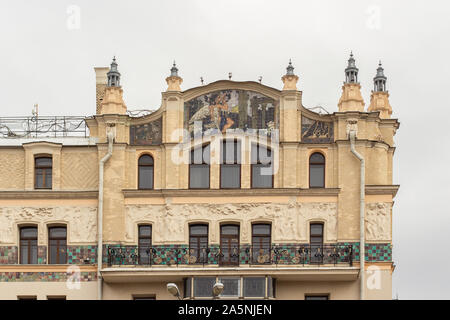 12-10-2019, Mosca, Russia. Affresco sulla facciata dell'Hotel Metropol. La bella architettura palazzo storico nel centro della citta'. Bella decorat Foto Stock