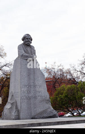 12-10-2019, Mosca, Russia. Monumento a Karl Marx, il fondatore del comunismo. La stella rossa del Cremlino di Mosca è visibile accanto alla scultura. Foto Stock