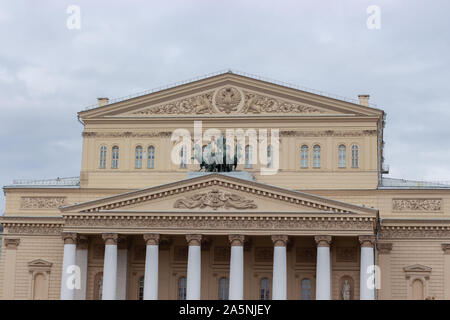 12-10-2019, Mosca, Russia. Il Teatro Bolshoi è la facciata centrale dell'edificio con colonne e sculture equestri. La bella architettura hi Foto Stock