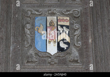 Stemma del Corpus Christi College di Oxford University il badge o cresta è incisa o in rilievo sulla grande porta per la Libreria di Bodleian Foto Stock