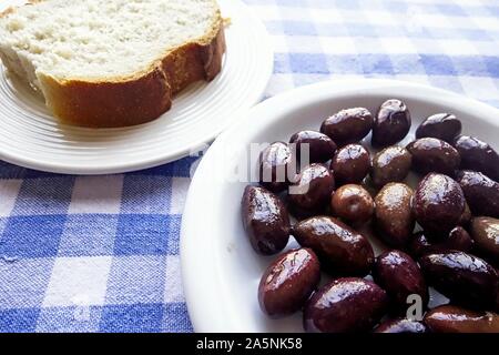 Olive nere e pane, Creta, Grecia Foto Stock