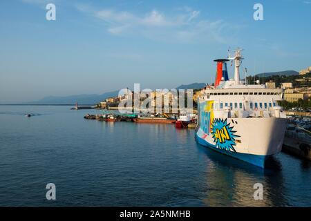 Vista città con porto traghetti e navi traghetto, Atmosfera mattutina, Bastia, Corsica, Francia Foto Stock