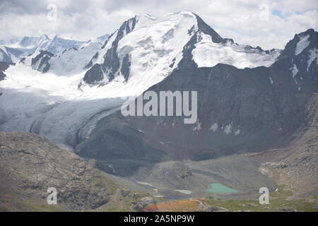 Meraviglioso paesaggio di montagna (neve, highland, picco) Foto Stock