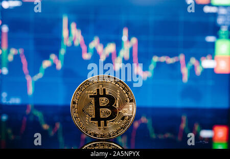 Bitcoin, virtual golden bit battere moneta sulla candela stick grafico sfondo grafico Foto Stock