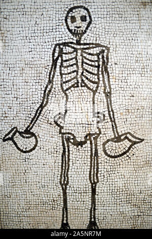 Roman pavimento a mosaico di uno scheletro umano da una Villa Romana o pompeiano Villa a Pompei annuncio1-50. Lo scheletro contiene due brocche o caraffe. Foto Stock