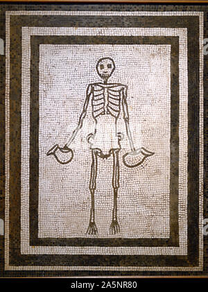 Roman pavimento a mosaico di uno scheletro umano da una Villa Romana o pompeiano Villa a Pompei annuncio1-50. Lo scheletro contiene due brocche o caraffe. Foto Stock