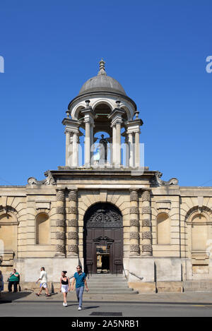 Ingresso principale e cupola del Queen's College dell'Università di Oxford che conducono al fronte Quad High Street Oxford Inghilterra Foto Stock