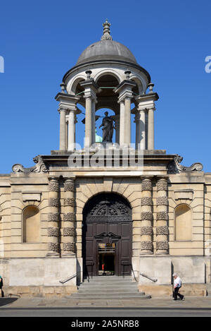 Ingresso principale e cupola del Queen's College dell'Università di Oxford che conducono al fronte Quad High Street Oxford Inghilterra Foto Stock