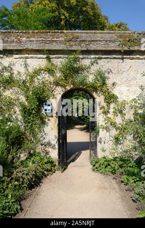 Cancello di ingresso al giardino murato della University of Oxford Botanic Garden o Giardino Botanico Oxford Inghilterra Foto Stock
