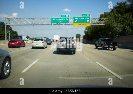 La guida lungo la Interstate I-465 intorno a Indianapolis in ora di punta si avvicina uscire con segni di overhead indiana USA Foto Stock