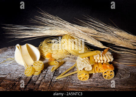 Spighe di grano con pasta Foto Stock