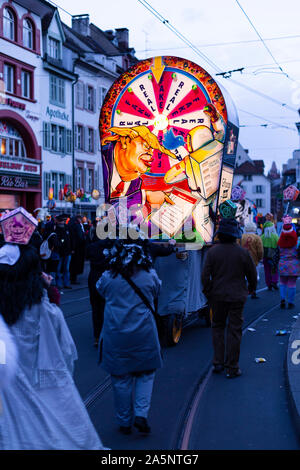 Barfuesserplatz, Basilea, Svizzera - Marzo 11th, 2019. Uno dei principali illuminato lanterna carnevale fuori dalla folla nella città vecchia. Foto Stock