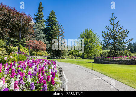 Butchart Gardens at Victoria Isola di Vancouver, Canada in estate. Vista della passerella con fiori e alberi del giardino storico. Foto Stock