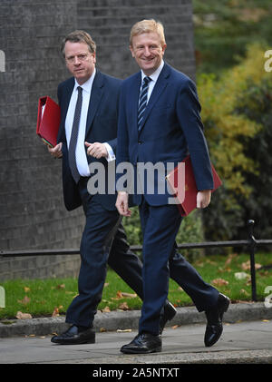 Scottish Secretary Alister Jack (sinistra) e Pmo generale Oliver Dowden arriva per una riunione del gabinetto di Downing Street, Londra. Foto Stock