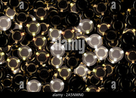 Un array di nero riflettente casino chip con iscrizioni in oro galleggianti in aria al buio su un sfondo di classe - 3D render Foto Stock