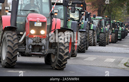 Rendsburg, Germania. 22 ottobre, 2019. La dimostrazione di agricoltori venuti con i trattori per il punto di incontro di un rally. Su tutto il territorio nazionale, gli agricoltori stanno protestando contro il governo federale della politica agricola comune con manifestazioni. Credito: Carsten Rehder/dpa/Alamy Live News Foto Stock