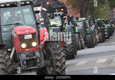 Rendsburg, Germania. 22 ottobre, 2019. La dimostrazione di agricoltori venuti con i trattori per il punto di incontro di un rally. Su tutto il territorio nazionale, gli agricoltori stanno protestando contro il governo federale della politica agricola comune con manifestazioni. Credito: Carsten Rehder/dpa/Alamy Live News Foto Stock