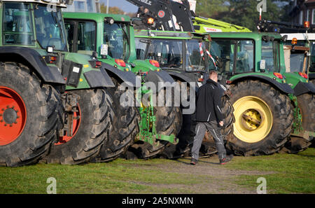 Rendsburg, Germania. 22 ottobre, 2019. I trattori di dimostrare che gli agricoltori sono al punto di riunione di un rally. Su tutto il territorio nazionale, gli agricoltori stanno protestando contro il governo federale della politica agricola comune con manifestazioni. Credito: Carsten Rehder/dpa/Alamy Live News Foto Stock