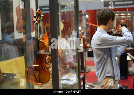 L'Italia, Regione Lombardia, Cremona CREMONA Musica mostre internazionali e Festival 2019, violini in piedi Foto Stock