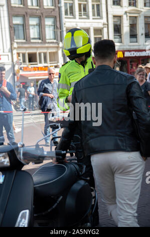 La polizia prende scooter dalla strada a Amsterdam Paesi Bassi 2019 Foto Stock