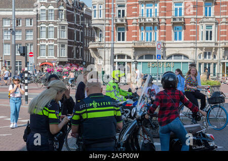 La polizia prende scooter dalla strada a Amsterdam Paesi Bassi 2019 Foto Stock