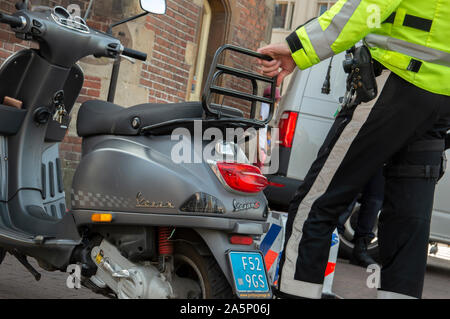 La polizia prende scooter dalla strada a Amsterdam Paesi Bassi 2019 Foto Stock