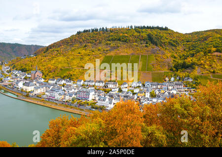 Bella Cochem in Germania fotografato nella stagione autunnale dal Castello di Reichsburg. Caduta colorato paesaggio, foglie di autunno. Fiume Mosella. Vino tedesco regione e una popolare destinazione turistica. Foto Stock