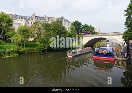 North Parade Bridge, il fiume Avon e gli edifici su South Parade, Bath, Somerset, Inghilterra, Regno Unito. Foto Stock