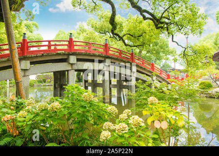 Ponte arcuato e santuario storico, Ponte rosso di Dazaifu Tenman-gu, Fukuoka Kyushu in Giappone. Foto Stock
