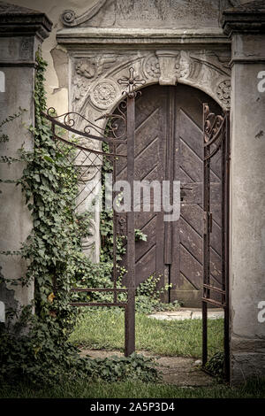 Portale della chiesa in klapy Foto Stock