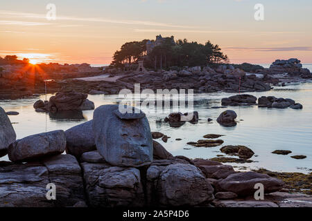 Tramonto dietro l'Île de Costaérès, Ploumanac'h, Côte de Granit Rose, Bretagna Francia Foto Stock