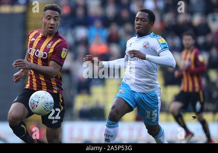 Bradford, Regno Unito. 19 ottobre 2019 Crawley Town Ashley Nathaniel-George sfide Bradford è Adam Henley durante la scommessa del Cielo lega due match tra Bradford City e Crawley Town all'energia Utilita Stadium di Bradford. Credito: teleobiettivo con immagini / Alamy Live News Foto Stock