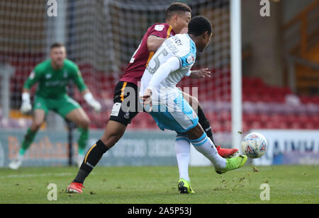 Bradford, Regno Unito. 19 ottobre 2019 Crawley Town Ashley Nathaniel-George germogli durante la scommessa del Cielo lega due match tra Bradford City e Crawley Town all'energia Utilita Stadium di Bradford. Credito: teleobiettivo con immagini / Alamy Live News Foto Stock
