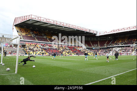 Bradford, Regno Unito. 19 ottobre 2019 vista generale della città di Crawley giocatori in fase di riscaldamento prima della scommessa del Cielo lega due match tra Bradford City e Crawley Town all'energia Utilita Stadium di Bradford. Credito: teleobiettivo con immagini / Alamy Live News Foto Stock