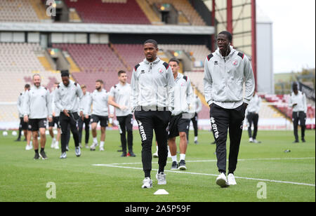 Bradford, Regno Unito. 19 ottobre 2019 Crawley Town di Lewis giovani e Crawley Town Panutche Camara durante la scommessa del Cielo lega due match tra Bradford City e Crawley Town all'energia Utilita Stadium di Bradford. Credito: teleobiettivo con immagini / Alamy Live News Foto Stock