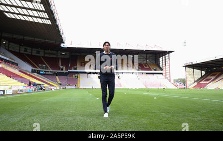 Bradford, Regno Unito. 19 ottobre 2019 Crawley Town head coach Gabriele Cioffi durante la scommessa del Cielo lega due match tra Bradford City e Crawley Town all'energia Utilita Stadium di Bradford. Credito: teleobiettivo con immagini / Alamy Live News Foto Stock