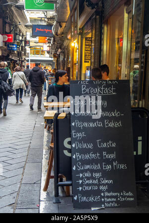 Il menu della prima colazione scritti su una lavagna al di fuori di un ristorante nel centro posto Melbourne Victoria Australia. Foto Stock