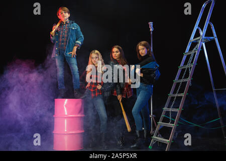 Gioventù ribelle. A piena lunghezza Ritratto di cocky bambini in eleganti jeans e abbigliamento in pelle. Concetto di adolescenti sommossa, kids fashion, nonconformism e giovani energie. Lo stile di vita moderno. Foto Stock