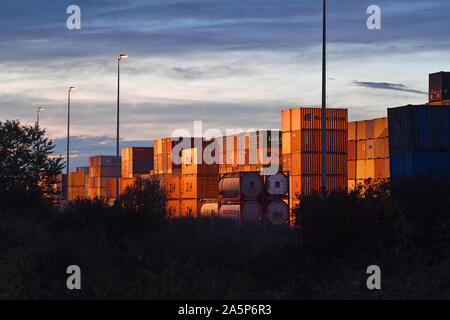 Monaco Riem, Deutschland. Xxi oct, 2019. Argomento Esportazione, contenitore, Kloiber deposito di container accanto al contenitore DUSS stazione ferroviaria Muenchen Riem vicino a Feldkirchen nello Stato di Baviera in serata, atmosfera serale | Utilizzo di credito in tutto il mondo: dpa/Alamy Live News Foto Stock