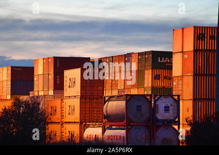 Monaco Riem, Deutschland. Xxi oct, 2019. Argomento Esportazione, contenitore, Kloiber deposito di container accanto al contenitore DUSS stazione ferroviaria Muenchen Riem vicino a Feldkirchen nello Stato di Baviera in serata, atmosfera serale | Utilizzo di credito in tutto il mondo: dpa/Alamy Live News Foto Stock