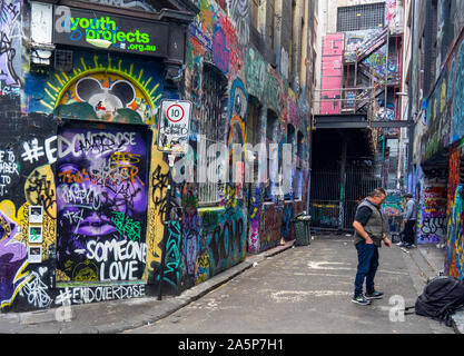 Due uomini stavano in piedi nella corsia Rutledge pareti ricoperte di graffiti e arte di strada Melbourne Victoria Australia. Foto Stock