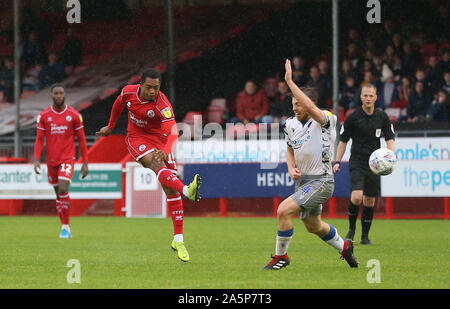 Crawley, Regno Unito. 12 ottobre 2019 Crawley Town Ashley Nathaniel-George germogli durante la scommessa del Cielo lega due match tra città di Crawley e Colchester Regno presso i popoli Pension Stadium in Crawley. Credito: teleobiettivo con immagini / Alamy Live News Foto Stock