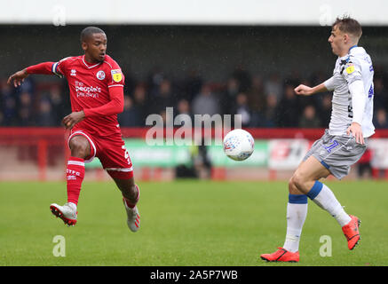 Crawley, Regno Unito. 12 ottobre 2019 Colchester's Ryan Clampin sfide Crawley Town di Lewis giovani (L) durante la scommessa del Cielo lega due match tra città di Crawley e Colchester Regno presso i popoli Pension Stadium in Crawley. Credito: teleobiettivo con immagini / Alamy Live News Foto Stock