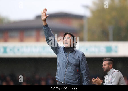 Crawley, Regno Unito. 12 ottobre 2019 Crawley Town head coach Gabriele Cioffi durante la scommessa del Cielo lega due match tra città di Crawley e Colchester Regno presso i popoli Pension Stadium in Crawley. Credito: teleobiettivo con immagini / Alamy Live News Foto Stock