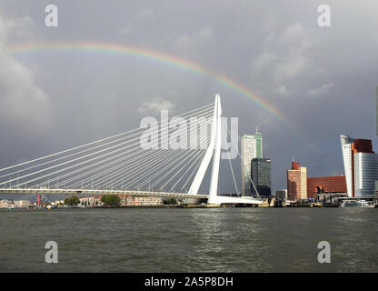 Rotterdam, Paesi Bassi - 4 Ottobre 2019: un grande arcobaleno si estende oltre la città di Rotterdam, Paesi Bassi Foto Stock